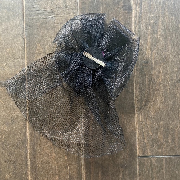 Assorted Costume Hair Accessories - Picture 2 of 9